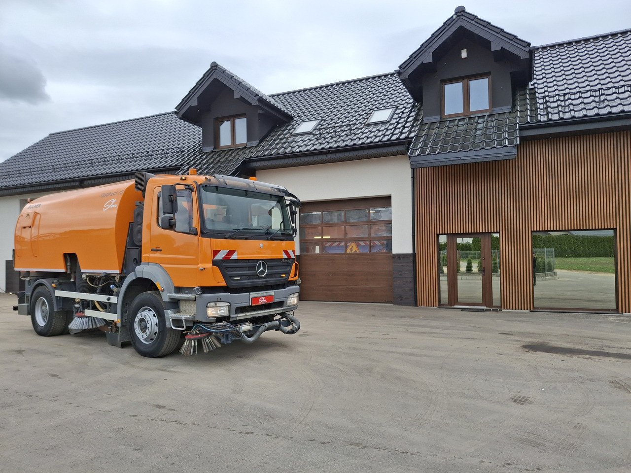 MERCEDES-BENZ Axor 1823 Zamiatarka Kehrmaschine BUCHER 2 Motoren Szczotki L/R Sweeper - Sopmaskin: bild 1 MERCEDES-BENZ Axor 1823 Zamiatarka Kehrmaschine BUCHER 2 Motoren Szczotki L/R Sweeper - Sopmaskin: bild 1