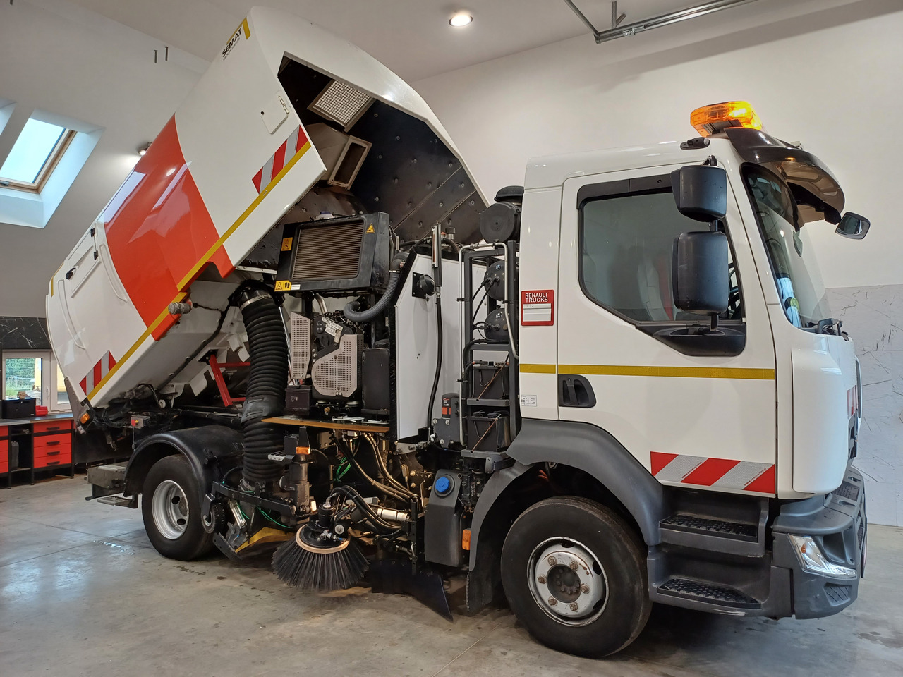 RENAULT D12 Zamiatarka Kehrmaschine 2 Motoren SEMAT Zoeller Szczotki L/R Euro 6 PM10 2017r - Sopmaskin: bild 5 RENAULT D12 Zamiatarka Kehrmaschine 2 Motoren SEMAT Zoeller Szczotki L/R Euro 6 PM10 2017r - Sopmaskin: bild 5