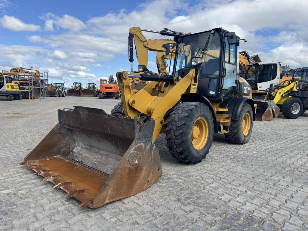 CAT 908M mit Klappschaufe und Palletengabeln - Hjullastare: bild 1 CAT 908M mit Klappschaufe und Palletengabeln - Hjullastare: bild 1