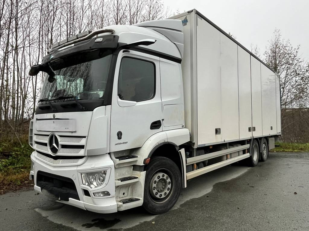 Mercedes-Benz Actros 2546 6x2 - Lastbil med skåp: bild 1 Mercedes-Benz Actros 2546 6x2 - Lastbil med skåp: bild 1