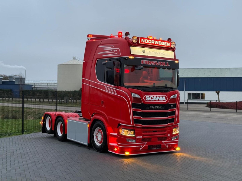 Scania S580 V8 NGS SHOW TRUCK, VOLLUCHT, SPECIAL INTERIOR, BOMVOL, ALS NIEUW. - Dragbil: bild 1 Scania S580 V8 NGS SHOW TRUCK, VOLLUCHT, SPECIAL INTERIOR, BOMVOL, ALS NIEUW. - Dragbil: bild 1