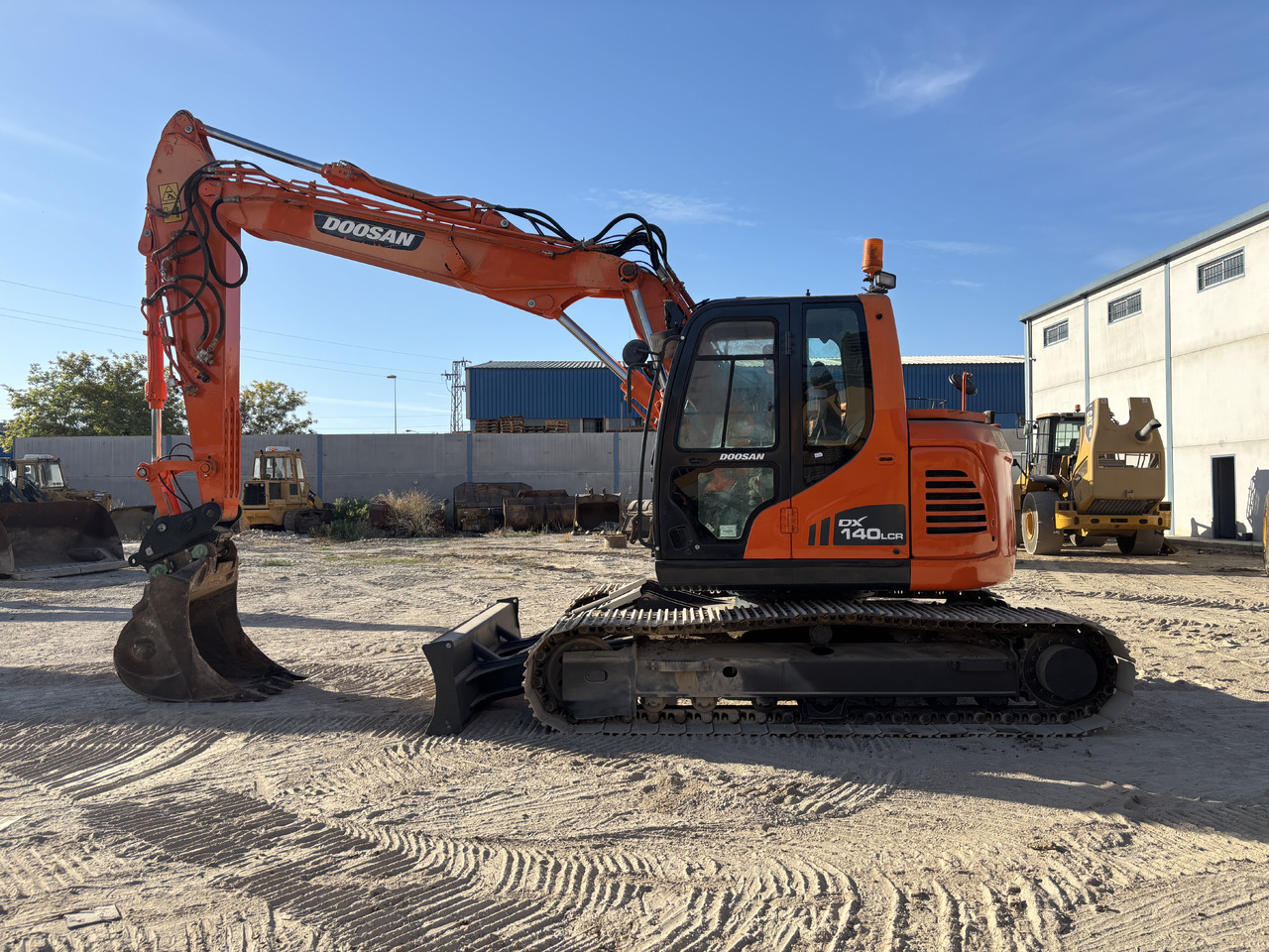 DOOSAN DX140-3 - Bandgrävare: bild 2 DOOSAN DX140-3 - Bandgrävare: bild 2
