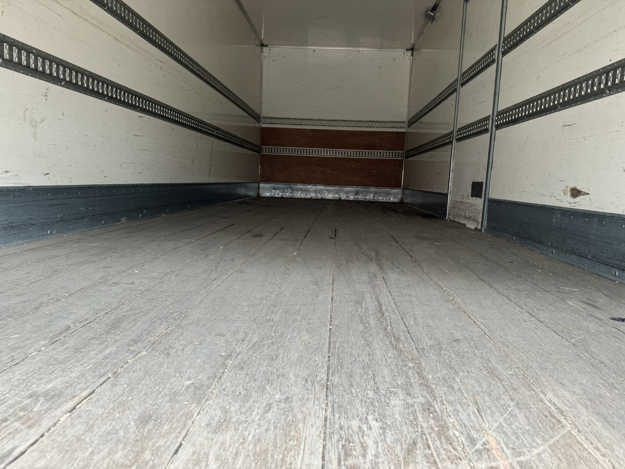 MERCEDES-BENZ ATEGO 1218 - Lastbil med skåp: bild 4 MERCEDES-BENZ ATEGO 1218 - Lastbil med skåp: bild 4