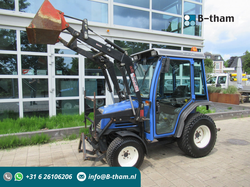 Iseki TF321H 4x4 + Cabine + Voorlader + Fronthef - Traktor: bild 1 Iseki TF321H 4x4 + Cabine + Voorlader + Fronthef - Traktor: bild 1