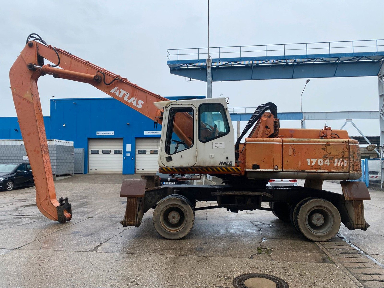 Atlas 1704 MI mit Greifer Umschlagbagger Lang - Grävmaskin på däck: bild 1 Atlas 1704 MI mit Greifer Umschlagbagger Lang - Grävmaskin på däck: bild 1