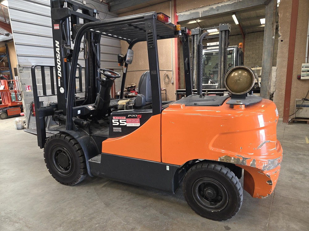 DOOSAN G55C-5 - Gasoltruck: bild 2 DOOSAN G55C-5 - Gasoltruck: bild 2