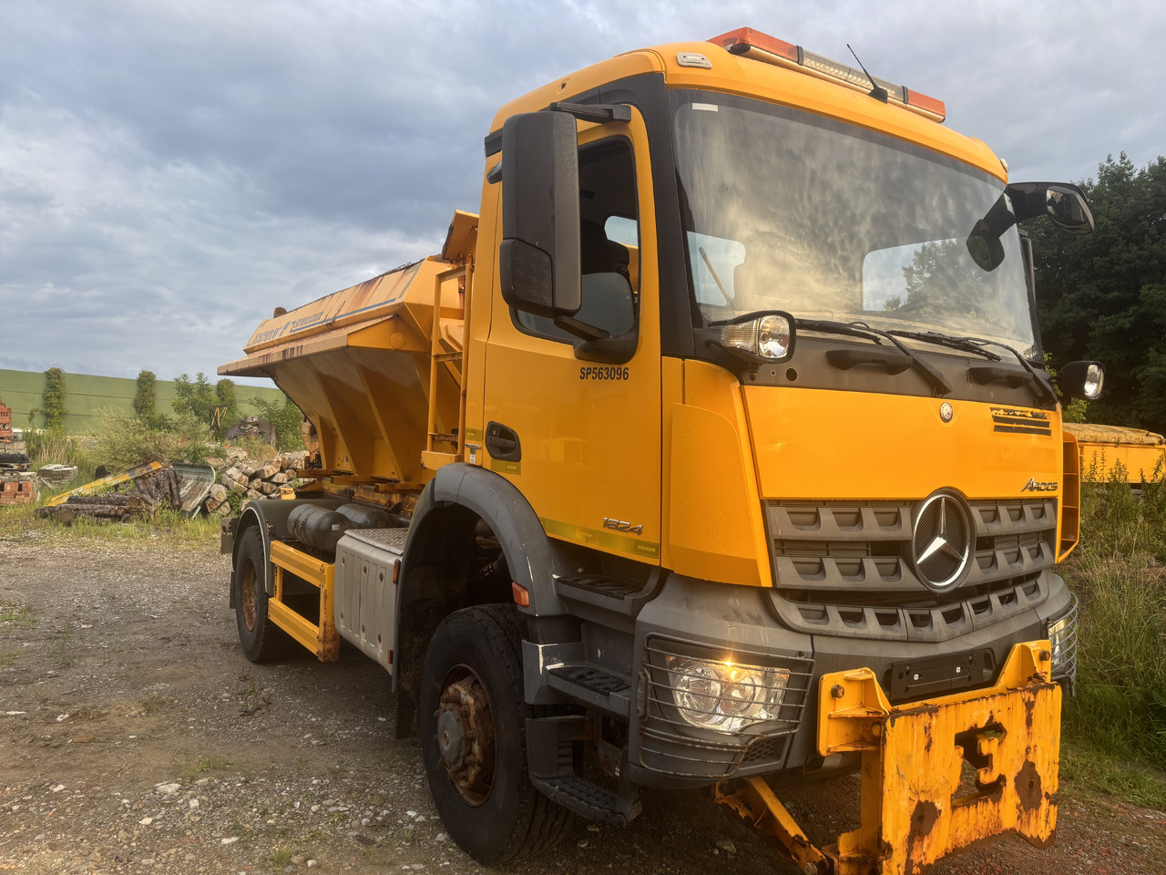 Mercedes AROCS 1824 4X4 GRITTER/SPREADER/PLOUGH - Plogbil: bild 3 Mercedes AROCS 1824 4X4 GRITTER/SPREADER/PLOUGH - Plogbil: bild 3
