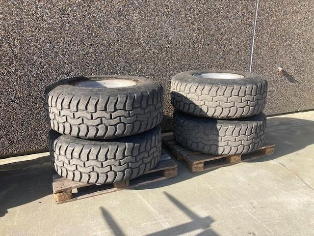 425/65-22,5 KOMPLET - Däck för Lantbruksmaskiner: bild 1 425/65-22,5 KOMPLET - Däck för Lantbruksmaskiner: bild 1