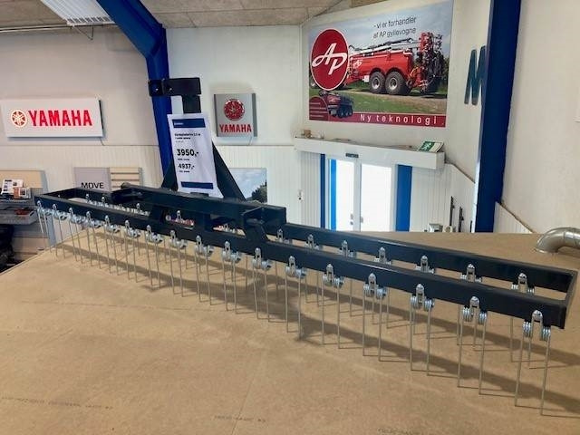 GÅRDSPLADSRIVE M/ 2 - Hövändare: bild 1 GÅRDSPLADSRIVE M/ 2 - Hövändare: bild 1