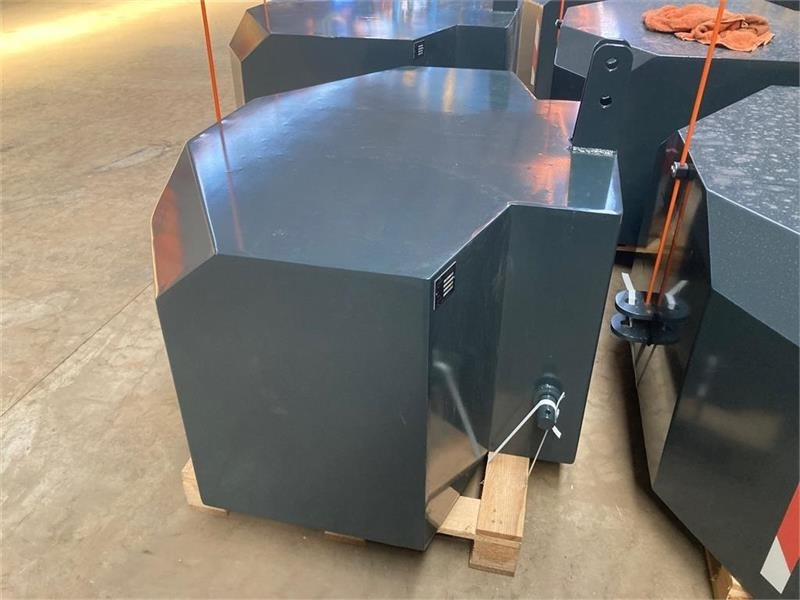 - - - 1800 KG  - Motvikt: bild 2 - - - 1800 KG  - Motvikt: bild 2