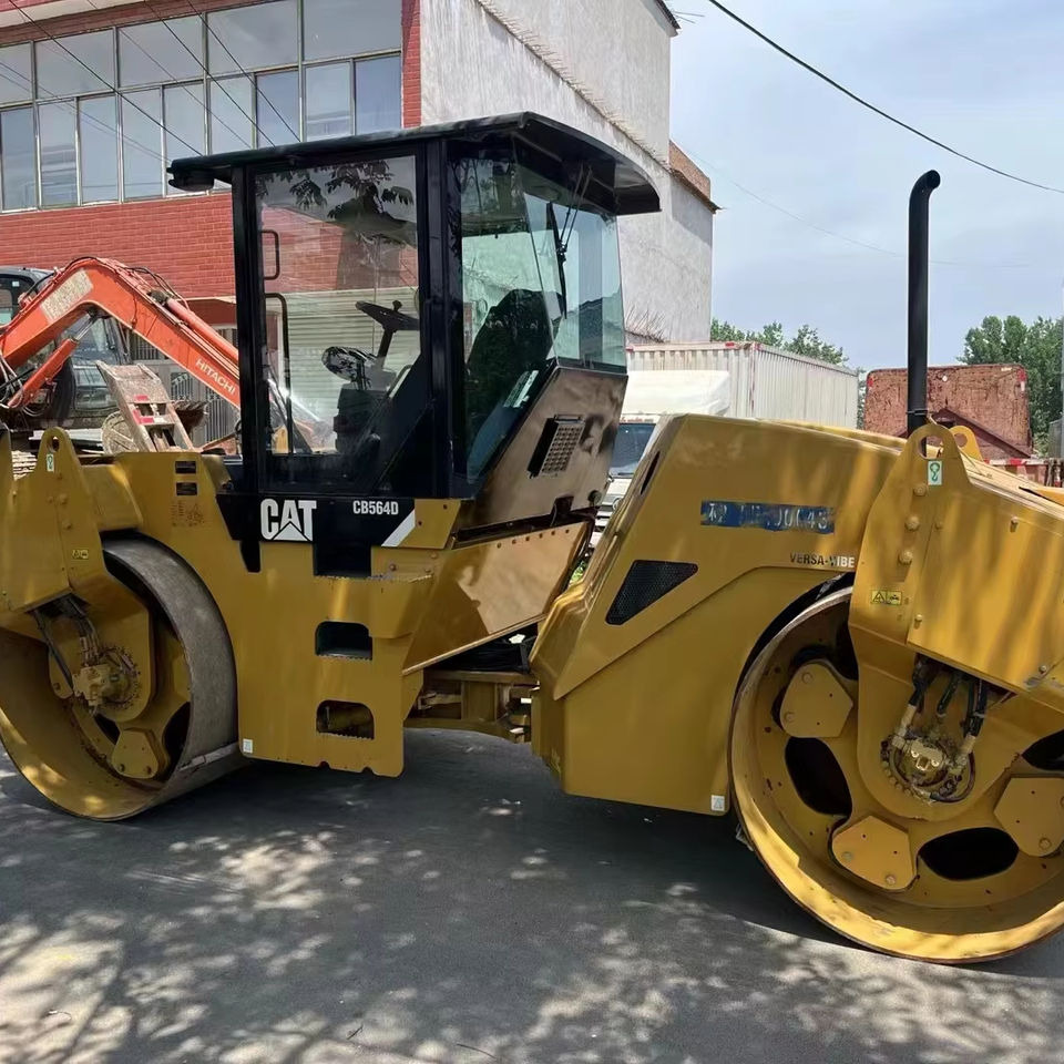 Caterpillar CB564D Double Drum Road Roller 7 Ton Weight With Core Components Engine and Bearing Essential Road Machinery - Asfaltvält: bild 1 Caterpillar CB564D Double Drum Road Roller 7 Ton Weight With Core Components Engine and Bearing Essential Road Machinery - Asfaltvält: bild 1