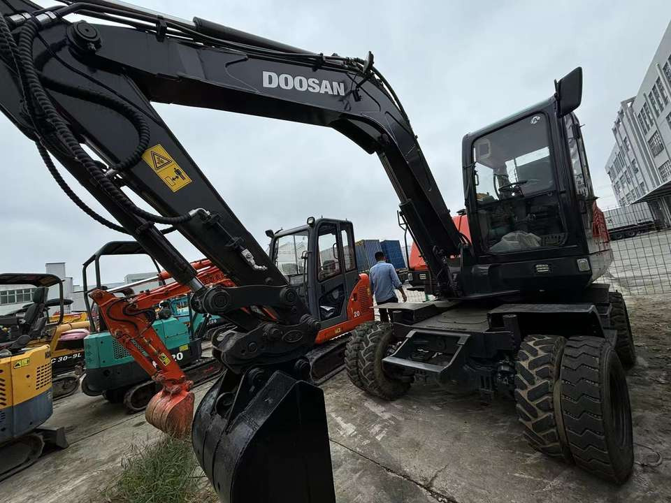 Hot Sale Used Doosan Dx75 Small 7.5t Wheel Excavator South Korea DX75 Mini Excavator for Sale Good Condition - Bandgrävare: bild 2 Hot Sale Used Doosan Dx75 Small 7.5t Wheel Excavator South Korea DX75 Mini Excavator for Sale Good Condition - Bandgrävare: bild 2
