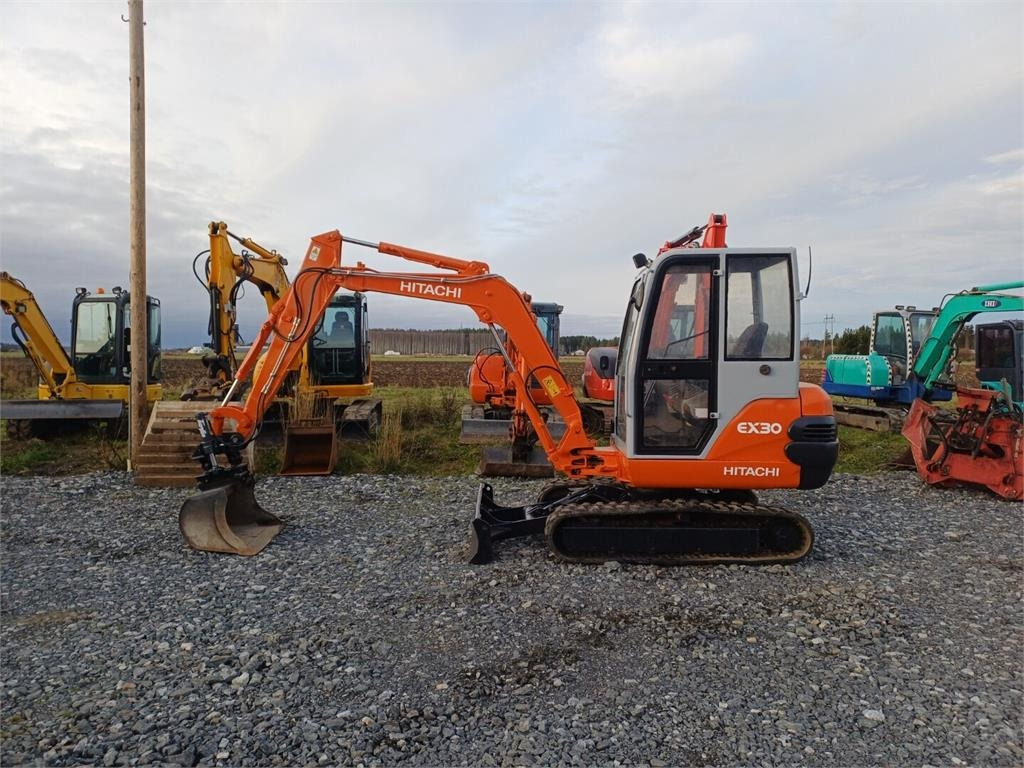 Hitachi EX30 Kallistuvalla liittimellä - Minigrävmaskin: bild 2 Hitachi EX30 Kallistuvalla liittimellä - Minigrävmaskin: bild 2