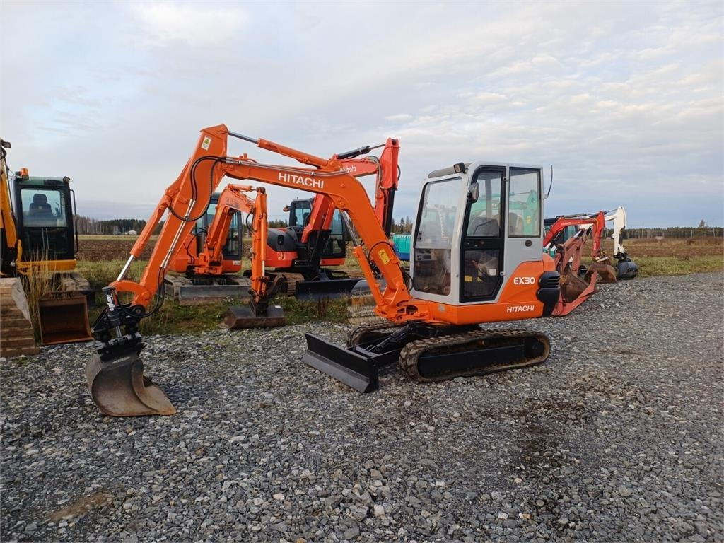 Hitachi EX30 Kallistuvalla liittimellä - Minigrävmaskin: bild 1 Hitachi EX30 Kallistuvalla liittimellä - Minigrävmaskin: bild 1