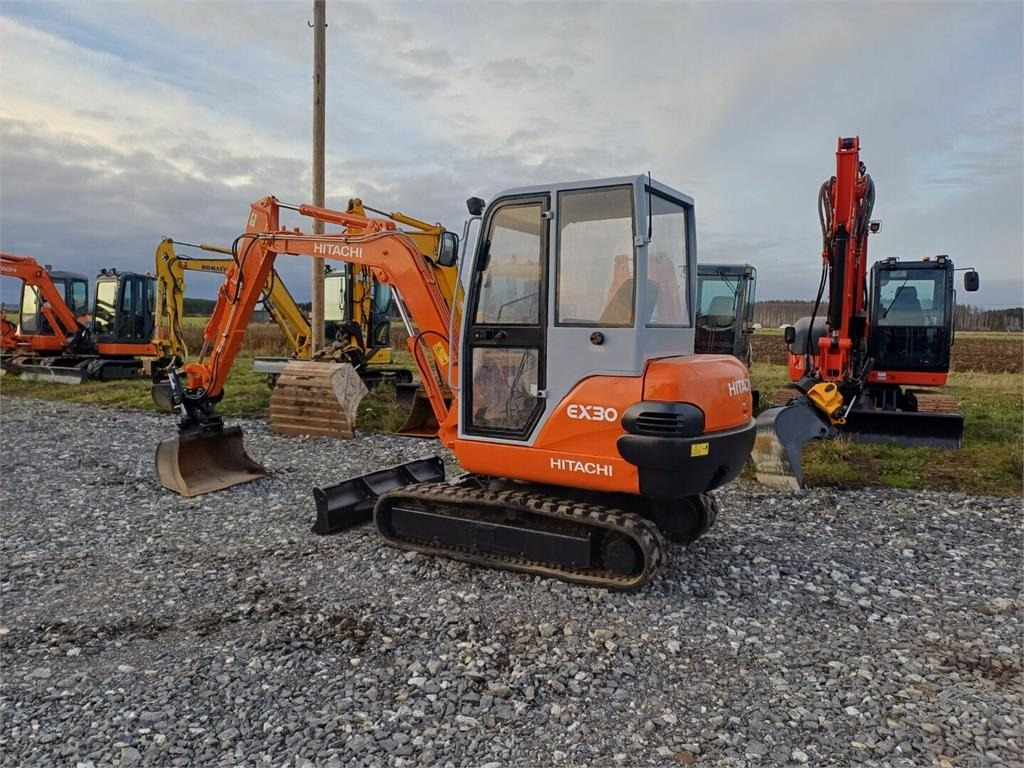 Hitachi EX30 Kallistuvalla liittimellä - Minigrävmaskin: bild 3 Hitachi EX30 Kallistuvalla liittimellä - Minigrävmaskin: bild 3