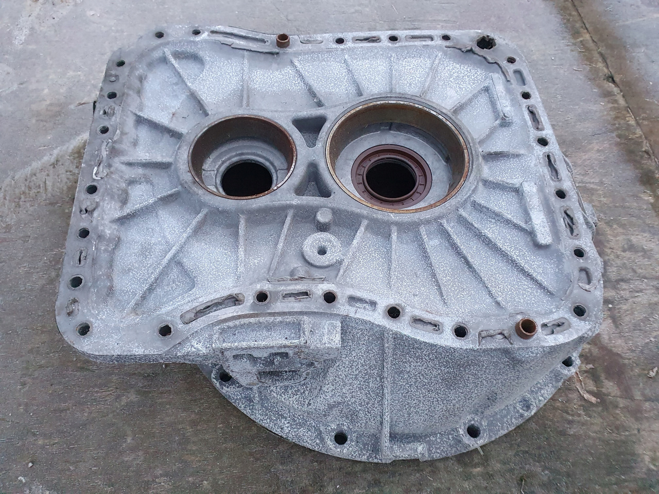 RENAULT OBUDOWA KOŁNIERZ SKRZYNI ISHIFT AUTOMAT VOLVO RENAULT - Växellåda och reservdelar för Lastbil: bild 4 RENAULT OBUDOWA KOŁNIERZ SKRZYNI ISHIFT AUTOMAT VOLVO RENAULT - Växellåda och reservdelar för Lastbil: bild 4