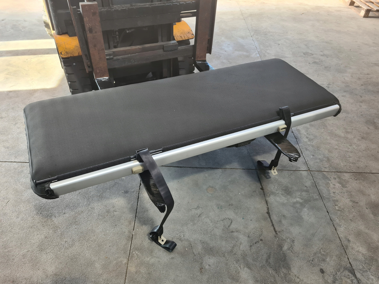 VOLVO ŁÓŻKO KOMPLETNE GÓRNE LEŻANKA MOCOWANIA - Säte för Lastbil: bild 1 VOLVO ŁÓŻKO KOMPLETNE GÓRNE LEŻANKA MOCOWANIA - Säte för Lastbil: bild 1