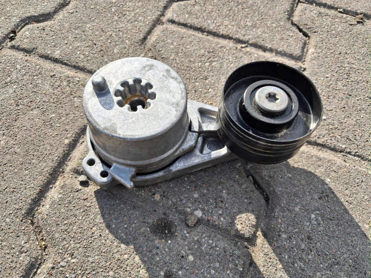 VOLVO ROLKA NAPINACZ PASKA ALTERNATORA RENAULT RANGE GAMA T VOLVO FH 4 5 - Motor och reservdelar för Lastbil: bild 1 VOLVO ROLKA NAPINACZ PASKA ALTERNATORA RENAULT RANGE GAMA T VOLVO FH 4 5 - Motor och reservdelar för Lastbil: bild 1