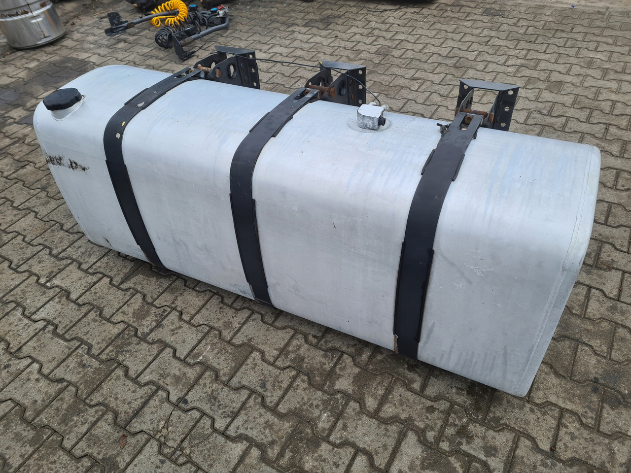 VOLVO ZBIORNIK PALIWA RENAULT PREMIUM MAGNUM DXI GAMA T VOLVO FH 13 4 180X70X70 - Bränsletank för Lastbil: bild 1 VOLVO ZBIORNIK PALIWA RENAULT PREMIUM MAGNUM DXI GAMA T VOLVO FH 13 4 180X70X70 - Bränsletank för Lastbil: bild 1