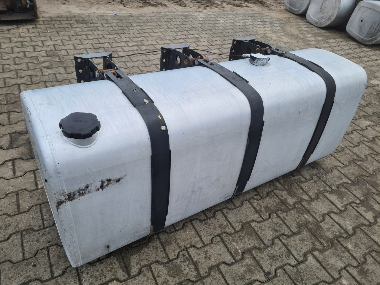 VOLVO ZBIORNIK PALIWA RENAULT PREMIUM MAGNUM DXI GAMA T VOLVO FH 13 4 180X70X70 - Bränsletank för Lastbil: bild 3 VOLVO ZBIORNIK PALIWA RENAULT PREMIUM MAGNUM DXI GAMA T VOLVO FH 13 4 180X70X70 - Bränsletank för Lastbil: bild 3