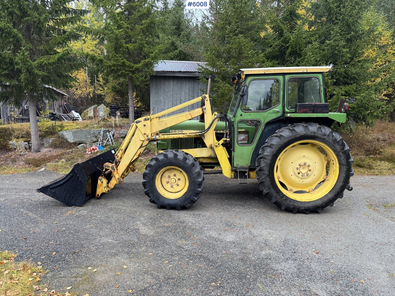 1977 John Deere 2030 w/ front loader, bucket and chains. - Traktor: bild 1 1977 John Deere 2030 w/ front loader, bucket and chains. - Traktor: bild 1