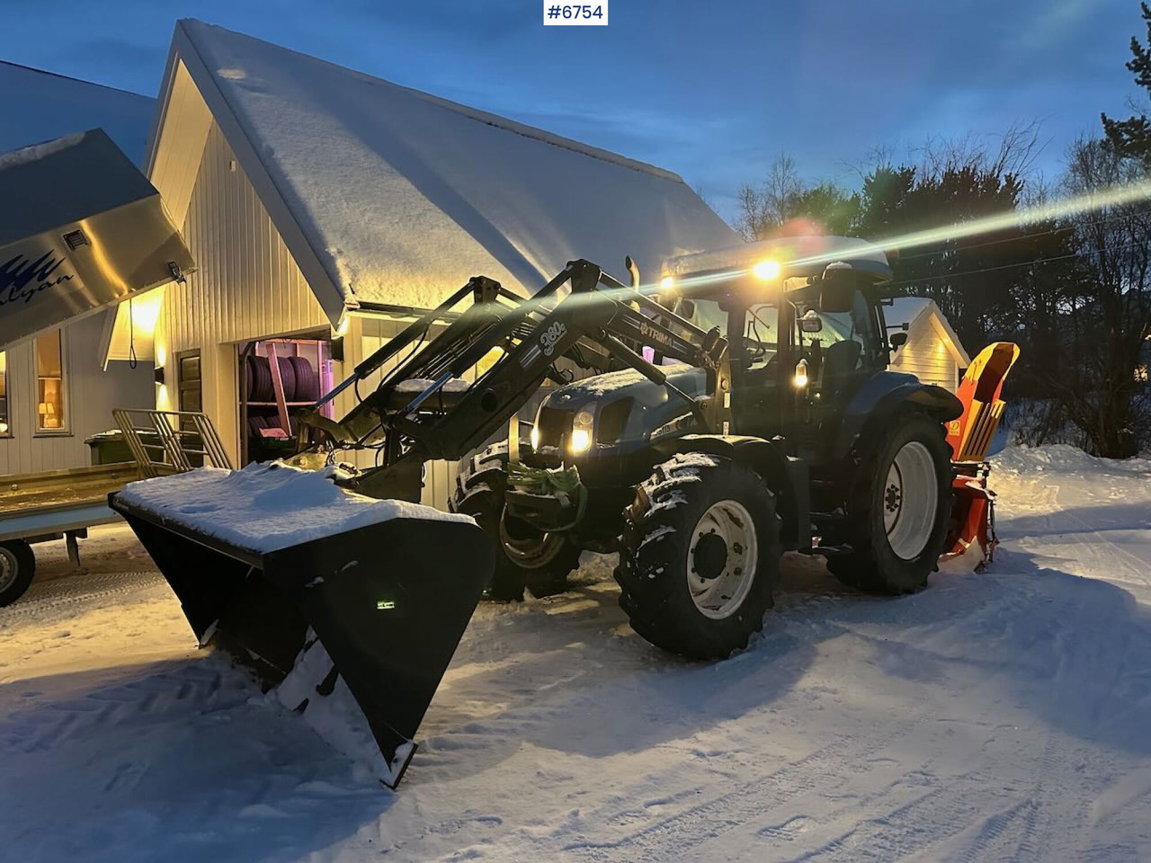 2004 New Holland TS115A 4x4 w/ Front loader, bucket, grading bucket and snow blower. - Traktor: bild 2 2004 New Holland TS115A 4x4 w/ Front loader, bucket, grading bucket and snow blower. - Traktor: bild 2