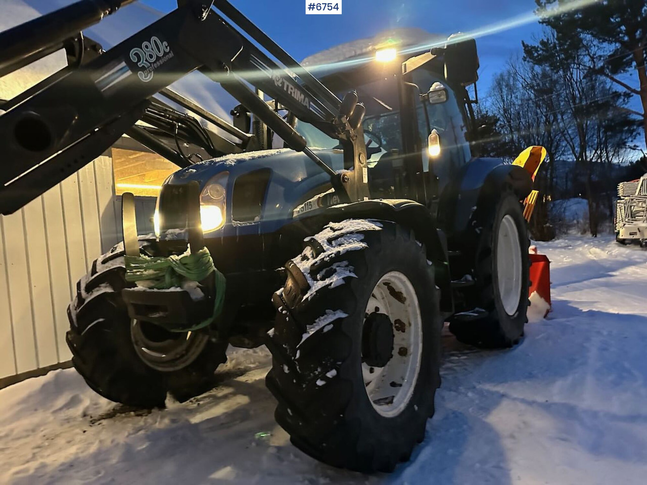 2004 New Holland TS115A 4x4 w/ Front loader, bucket, grading bucket and snow blower. - Traktor: bild 3 2004 New Holland TS115A 4x4 w/ Front loader, bucket, grading bucket and snow blower. - Traktor: bild 3