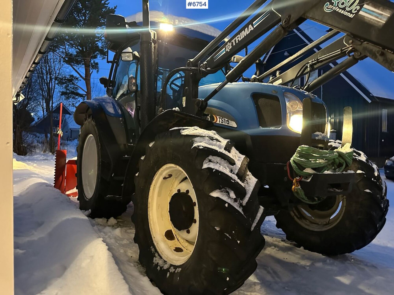 2004 New Holland TS115A 4x4 w/ Front loader, bucket, grading bucket and snow blower. - Traktor: bild 4 2004 New Holland TS115A 4x4 w/ Front loader, bucket, grading bucket and snow blower. - Traktor: bild 4