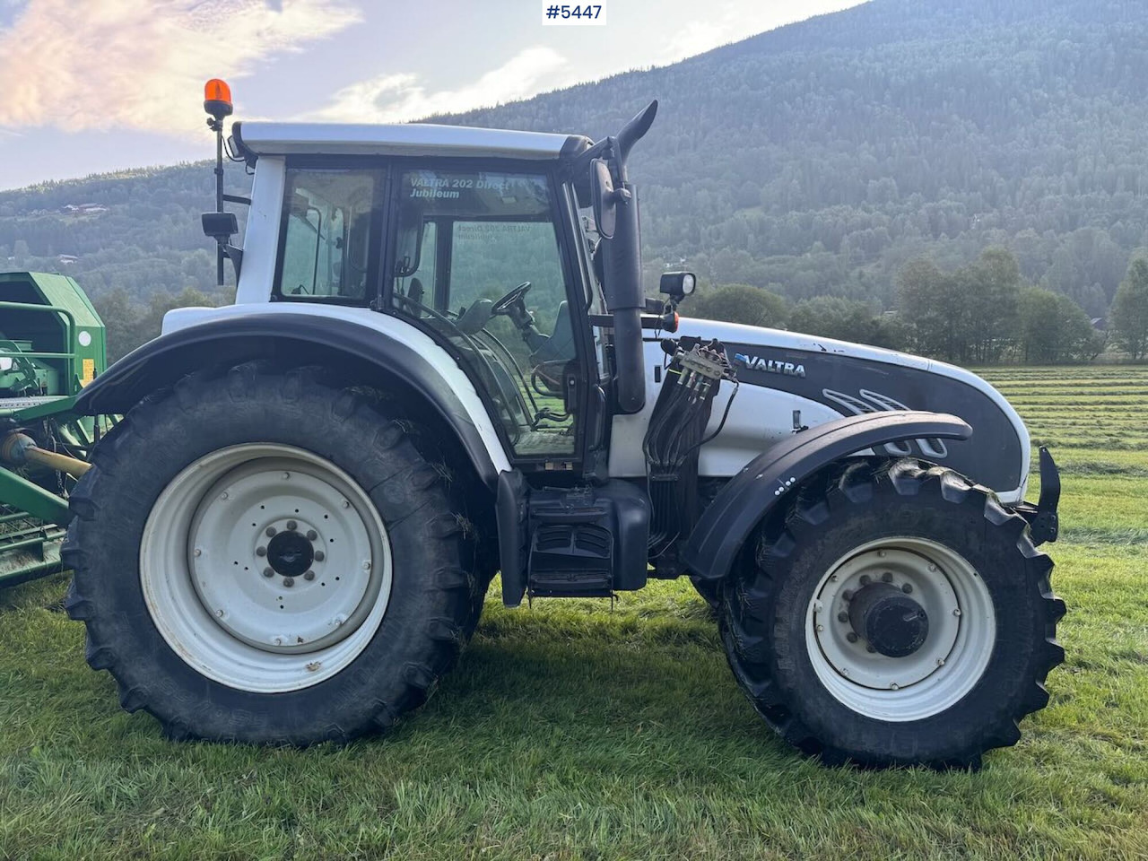 2009 Valtra T202 w/ loader - Traktor: bild 2 2009 Valtra T202 w/ loader - Traktor: bild 2