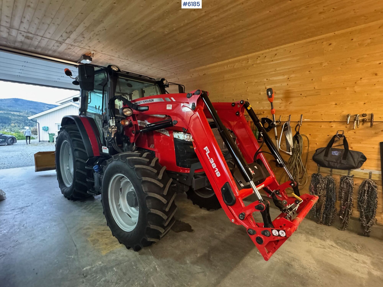 2023 Massey Ferguson 5711M Dyna w/ loader with 3rd function. Only 115 hours! - Traktor: bild 1 2023 Massey Ferguson 5711M Dyna w/ loader with 3rd function. Only 115 hours! - Traktor: bild 1