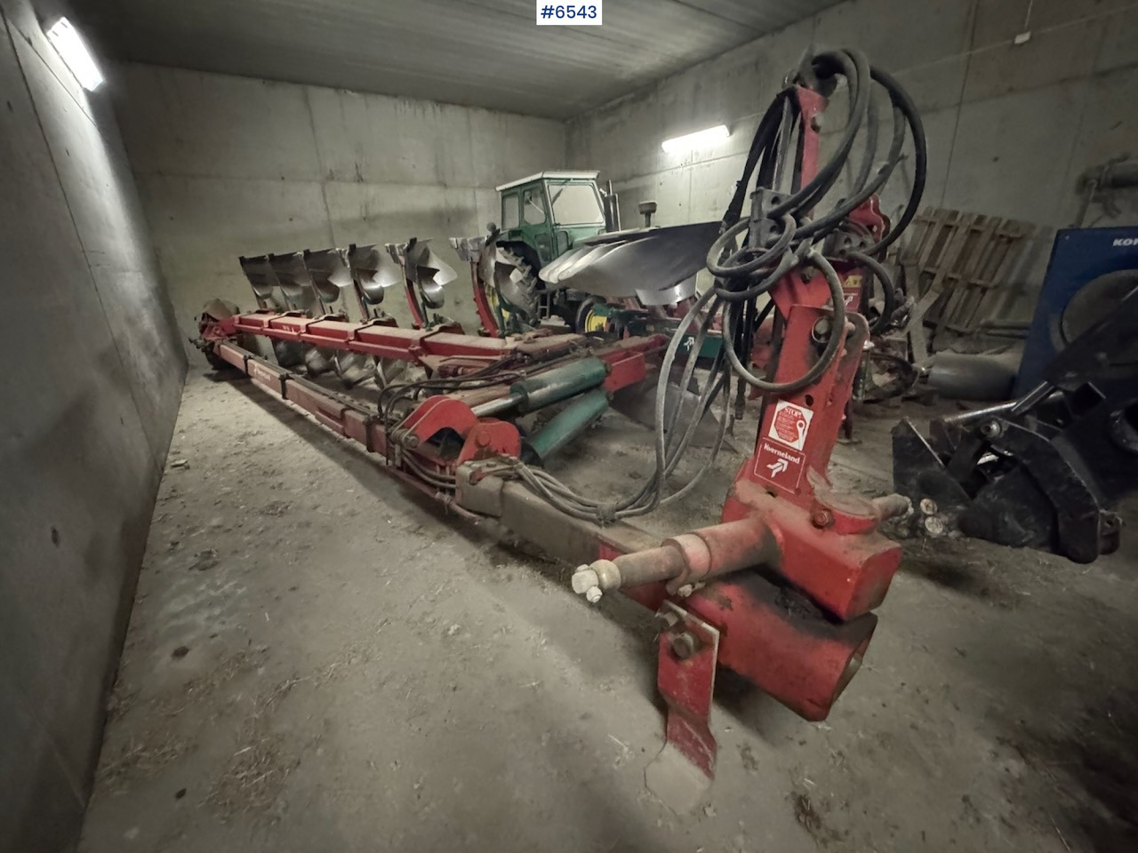 Kverneland PB100 6-Flour Vario Semi-Reversible Plough - Maskin för jordbearbetning: bild 1 Kverneland PB100 6-Flour Vario Semi-Reversible Plough - Maskin för jordbearbetning: bild 1