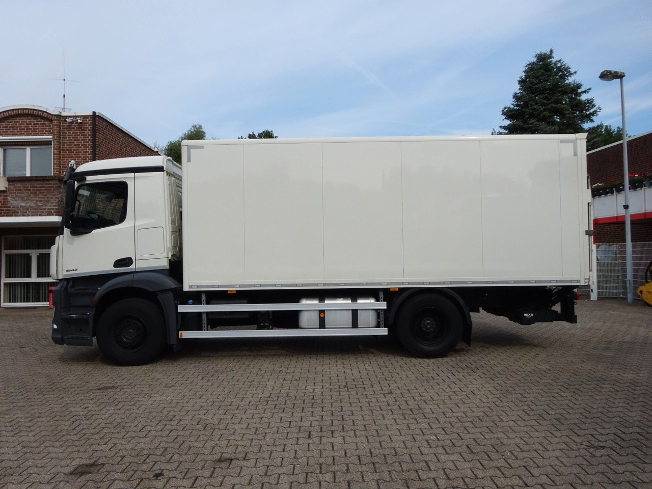 Mercedes-Benz 1842 Antos Koffer + BÄR Ladebordwand 4x2 - Lastbil med skåp: bild 2 Mercedes-Benz 1842 Antos Koffer + BÄR Ladebordwand 4x2 - Lastbil med skåp: bild 2