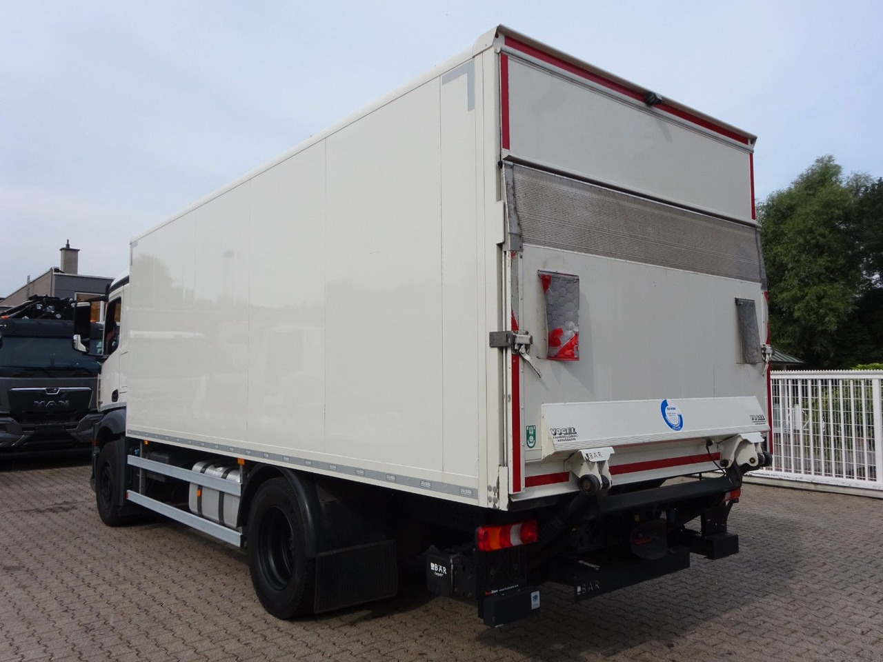 Mercedes-Benz 1842 Antos Koffer + BÄR Ladebordwand 4x2 - Lastbil med skåp: bild 5 Mercedes-Benz 1842 Antos Koffer + BÄR Ladebordwand 4x2 - Lastbil med skåp: bild 5