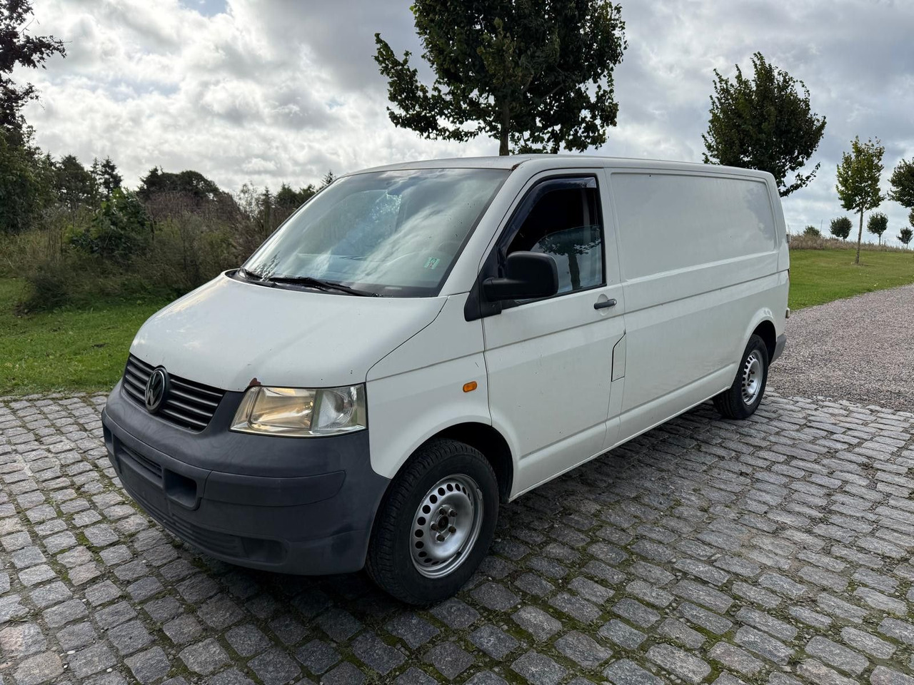 Volkswagen T5 Transporter 2.5 TDI Kasten lang *2500 € - Små skåpbil: bild 2 Volkswagen T5 Transporter 2.5 TDI Kasten lang *2500 € - Små skåpbil: bild 2