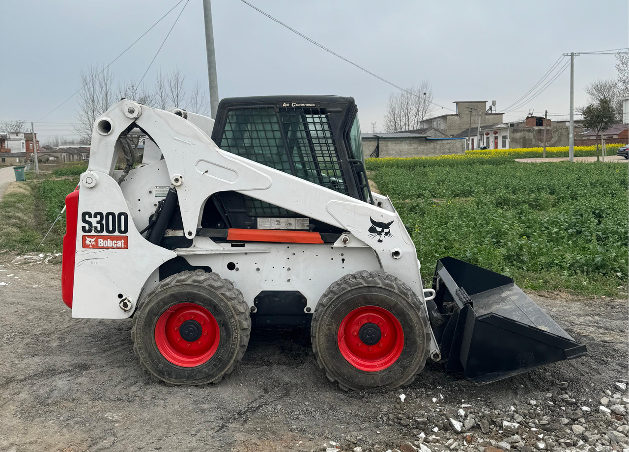 BOBCAT S300 - Kompaktlastare/ Slirstyrda lastare: bild 1 BOBCAT S300 - Kompaktlastare/ Slirstyrda lastare: bild 1