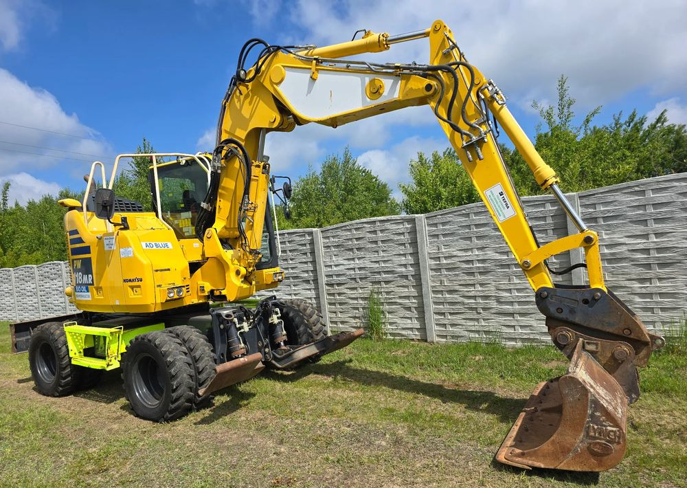 Komatsu - Grävmaskin på däck: bild 2 Komatsu - Grävmaskin på däck: bild 2