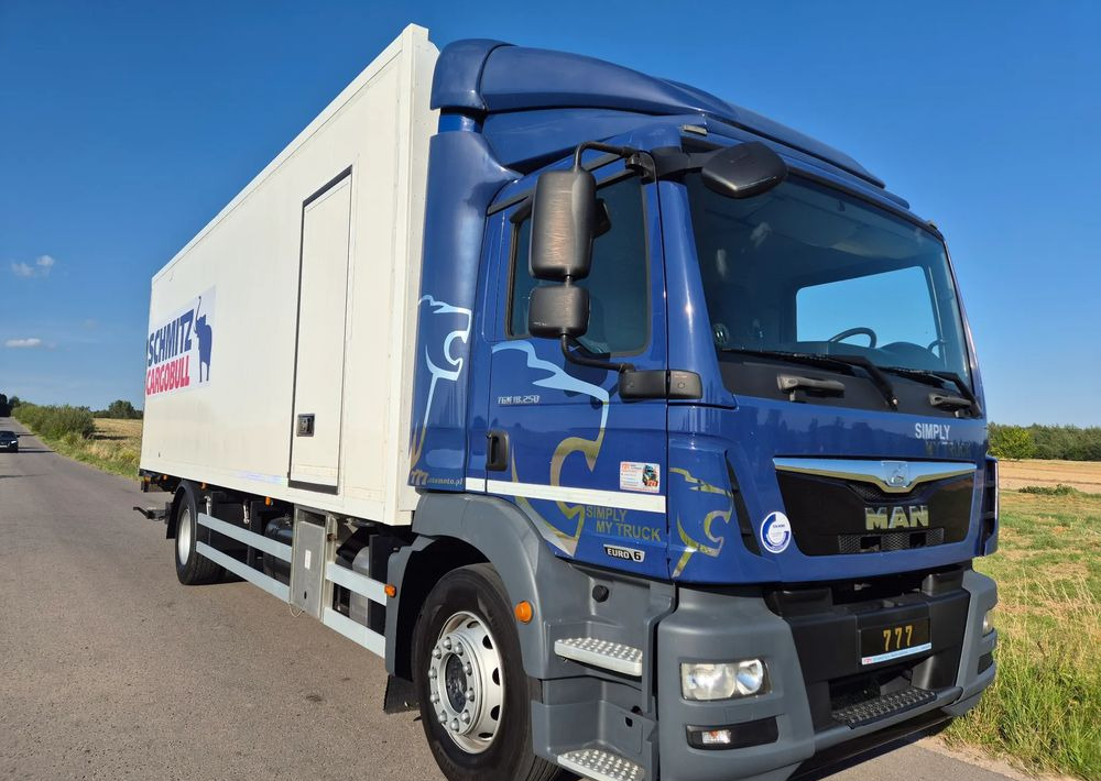 MAN TGM 18.250 Carrier 1950 D/E z Holandii / TOP STAN / 7.5m / 18 palet / winda + drzwi boczne / OKAZJA - Kylbil lastbil: bild 4 MAN TGM 18.250 Carrier 1950 D/E z Holandii / TOP STAN / 7.5m / 18 palet / winda + drzwi boczne / OKAZJA - Kylbil lastbil: bild 4