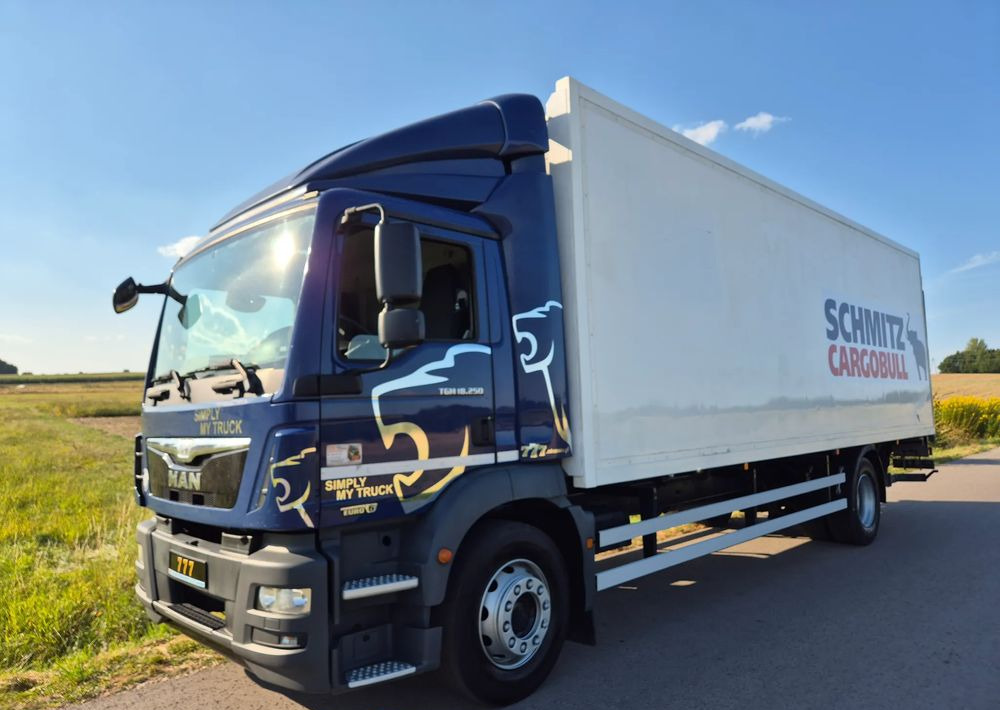 MAN TGM 18.250 Carrier 1950 D/E z Holandii / TOP STAN / 7.5m / 18 palet / winda + drzwi boczne / OKAZJA - Kylbil lastbil: bild 1 MAN TGM 18.250 Carrier 1950 D/E z Holandii / TOP STAN / 7.5m / 18 palet / winda + drzwi boczne / OKAZJA - Kylbil lastbil: bild 1