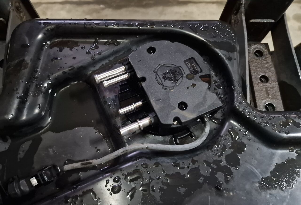 Scania Zbiornik kompletny Smok Ssak AdBlue R Euro6 2173142 2140808 Scania Zbiornik kompletny Smok Ssak AdBlue Scania R Euro6 2173142 2140808 truck - AdBlue tank för Lastbil: bild 1 Scania Zbiornik kompletny Smok Ssak AdBlue R Euro6 2173142 2140808 Scania Zbiornik kompletny Smok Ssak AdBlue Scania R Euro6 2173142 2140808 truck - AdBlue tank för Lastbil: bild 1