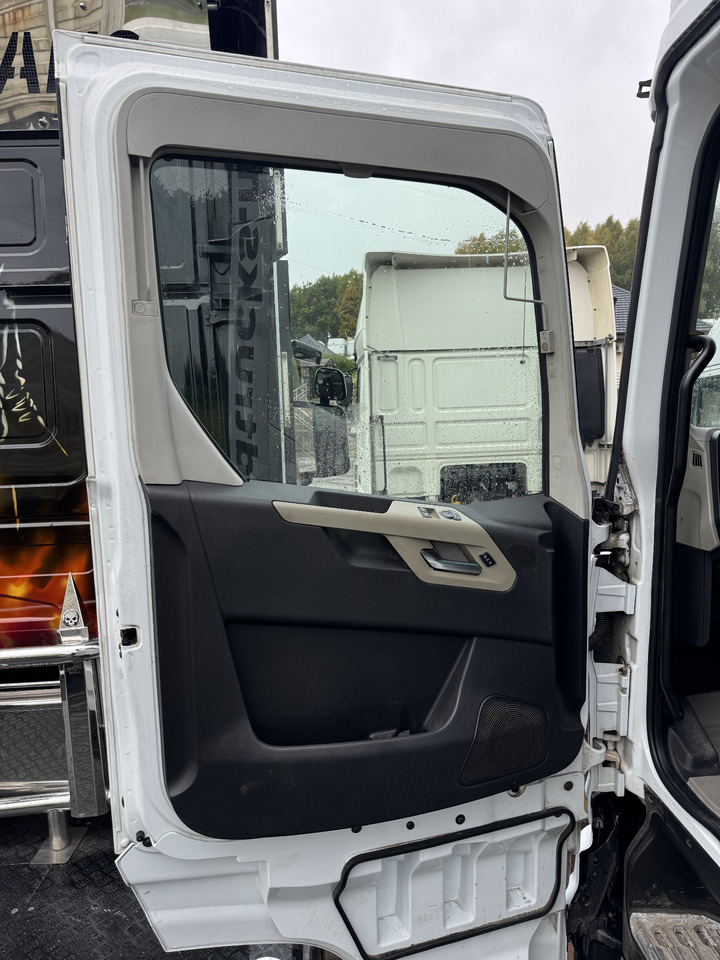 Ford F-Max 500 - Dörr och reservdelar: bild 2 Ford F-Max 500 - Dörr och reservdelar: bild 2