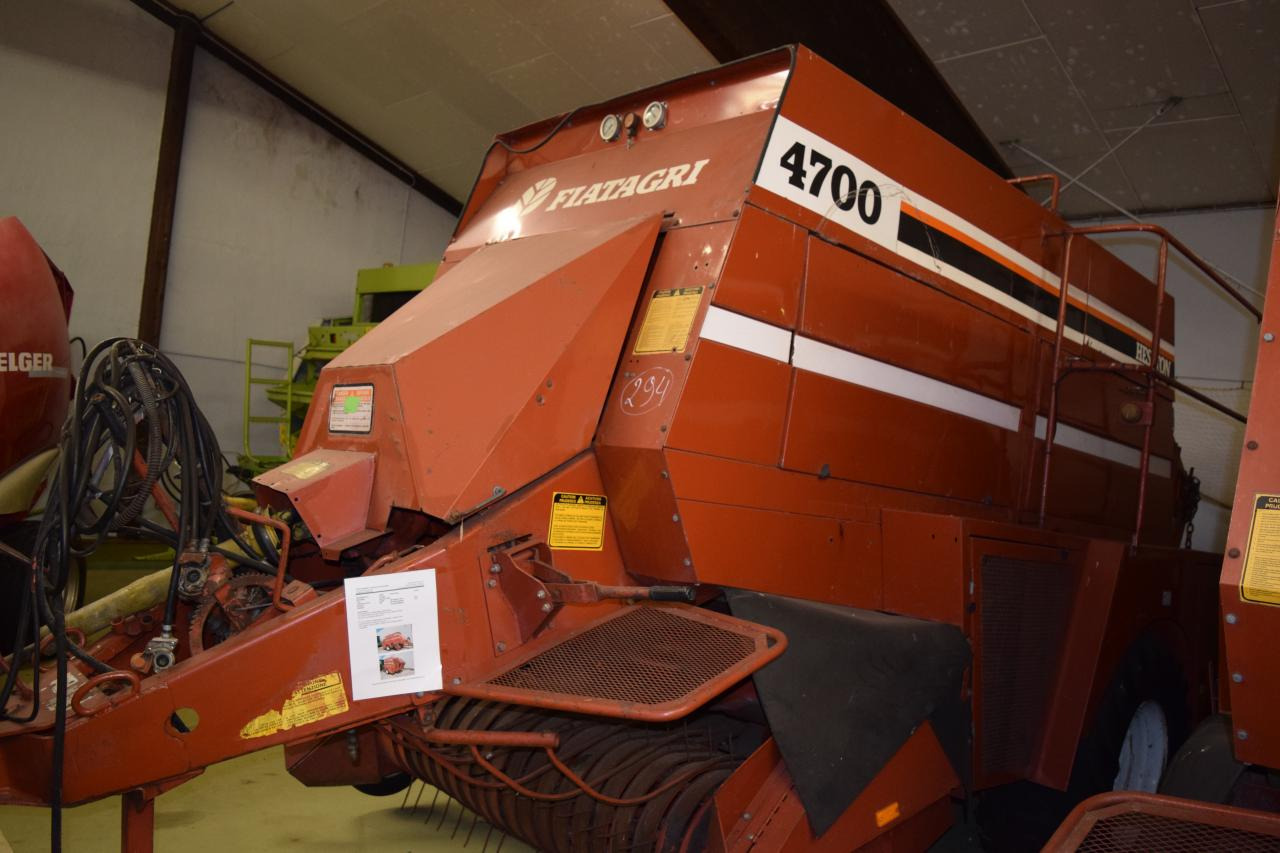 Fiat Hesston 4700 - Fyrkantspress: bild 2 Fiat Hesston 4700 - Fyrkantspress: bild 2