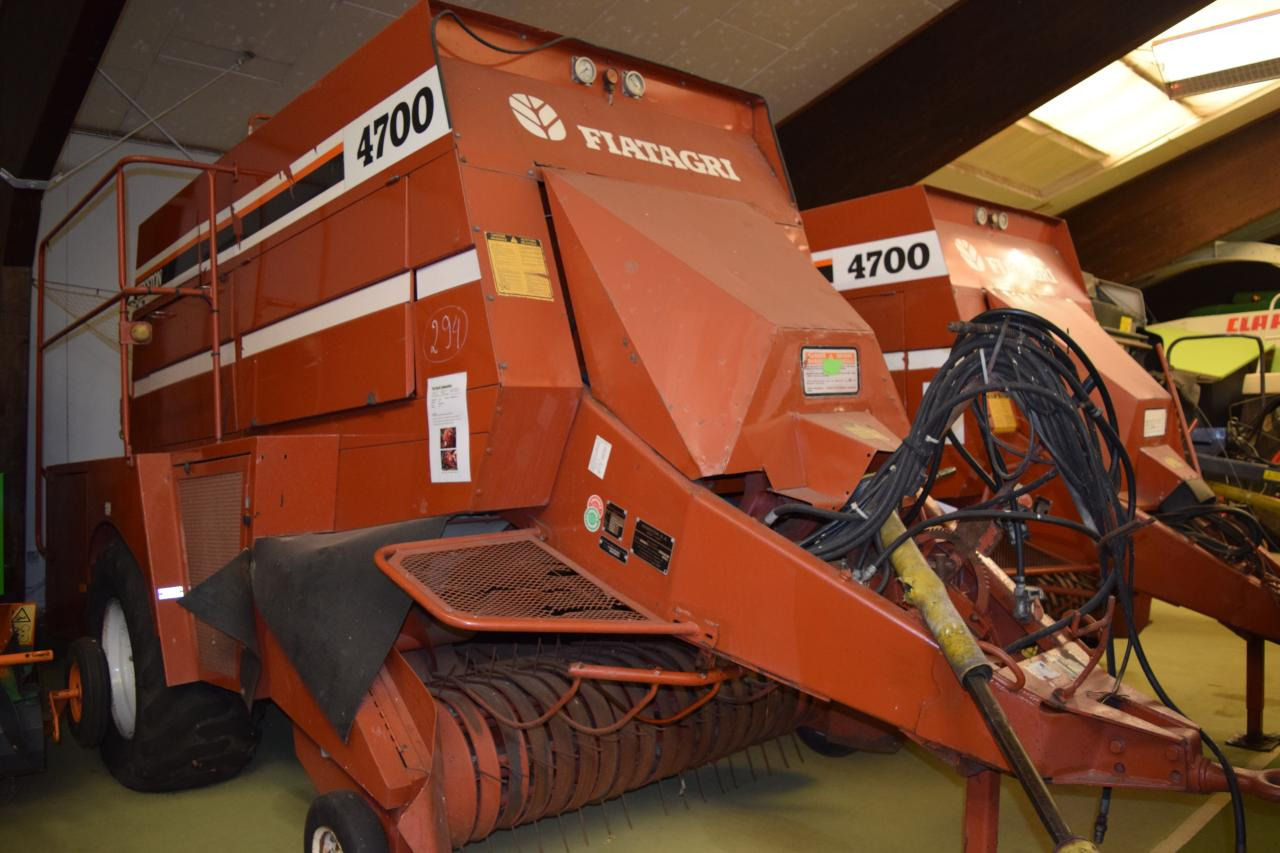 Fiat Hesston 4700 - Fyrkantspress: bild 1 Fiat Hesston 4700 - Fyrkantspress: bild 1