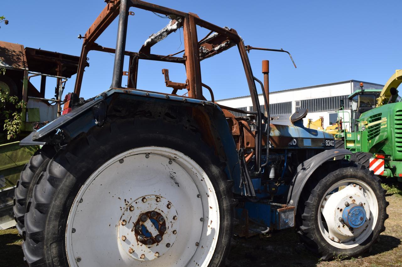 New Holland 8340 *zur Teileverwertung* - Traktor: bild 5 New Holland 8340 *zur Teileverwertung* - Traktor: bild 5