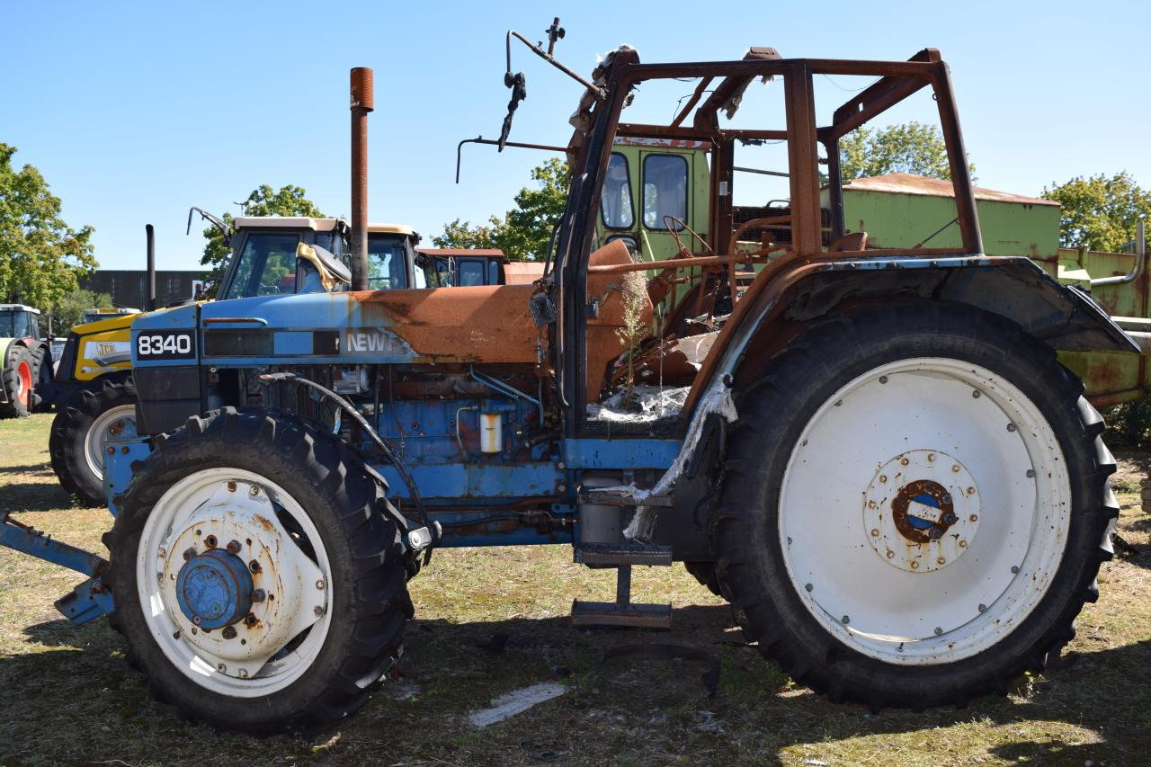 New Holland 8340 *zur Teileverwertung* - Traktor: bild 3 New Holland 8340 *zur Teileverwertung* - Traktor: bild 3