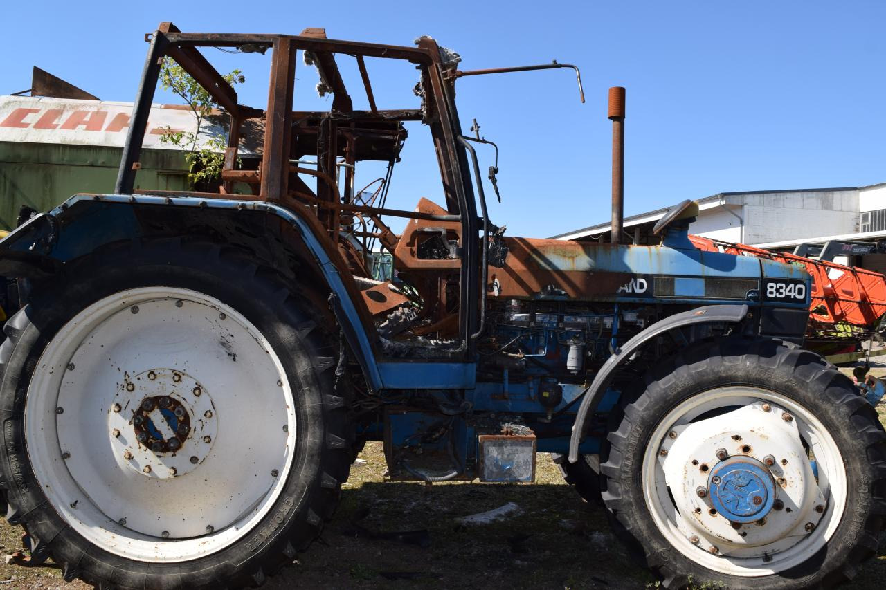 New Holland 8340 *zur Teileverwertung* - Traktor: bild 4 New Holland 8340 *zur Teileverwertung* - Traktor: bild 4