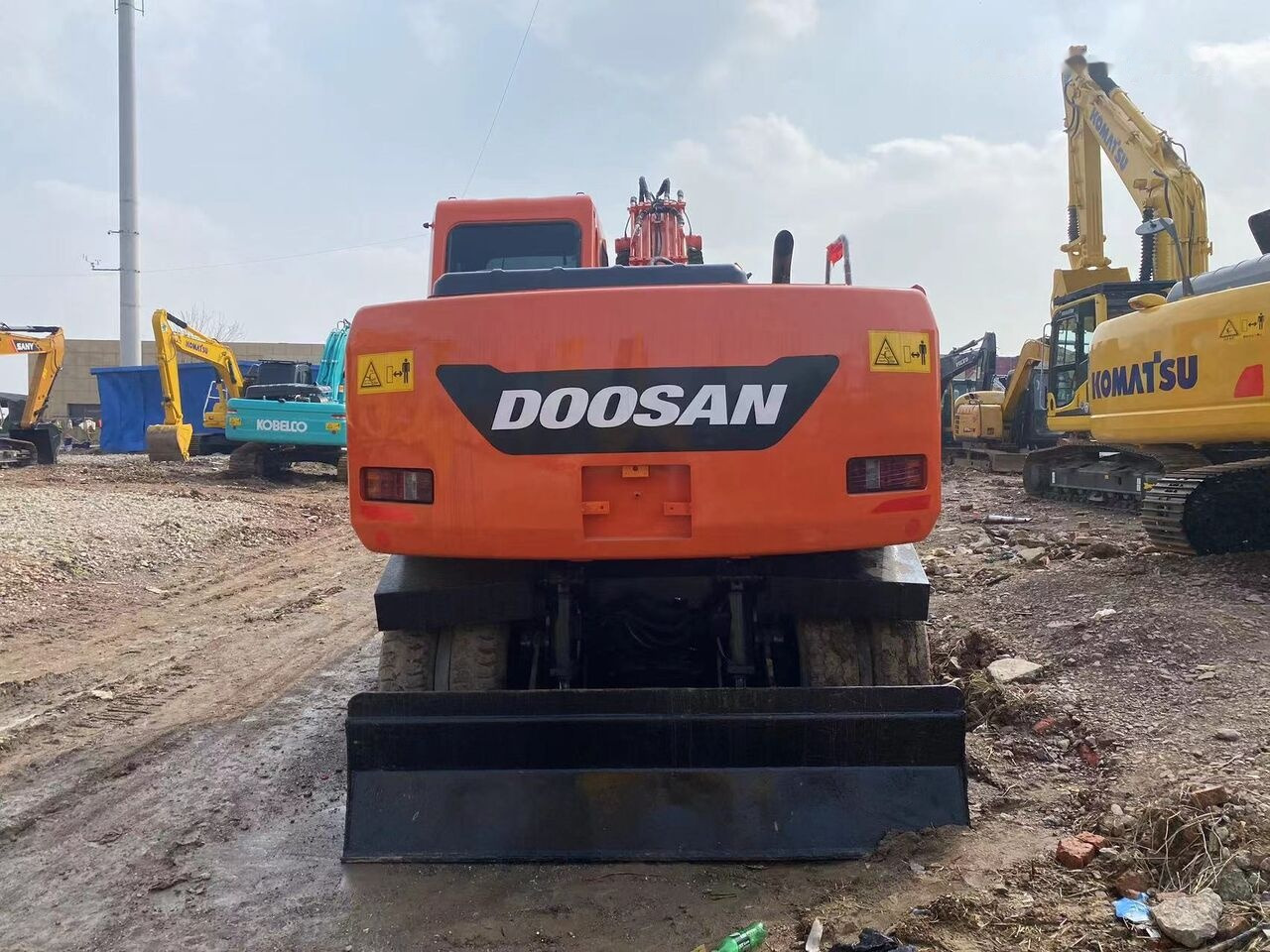 Doosan DX150W - Grävmaskin på däck: bild 1 Doosan DX150W - Grävmaskin på däck: bild 1