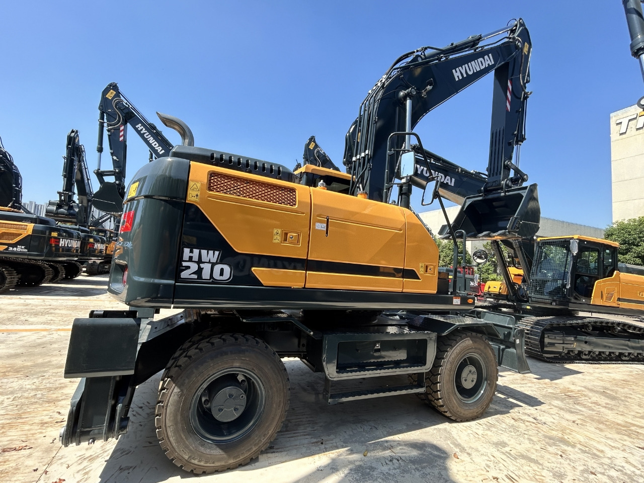 HYUNDAI HW210 - Grävmaskin på däck: bild 1 HYUNDAI HW210 - Grävmaskin på däck: bild 1