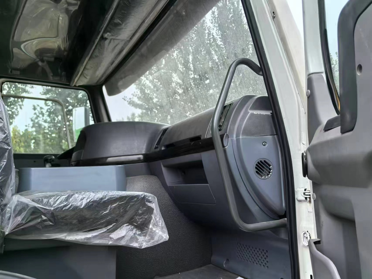 SINOTRUK HOWO 6x4 - Kylbil lastbil: bild 5 SINOTRUK HOWO 6x4 - Kylbil lastbil: bild 5