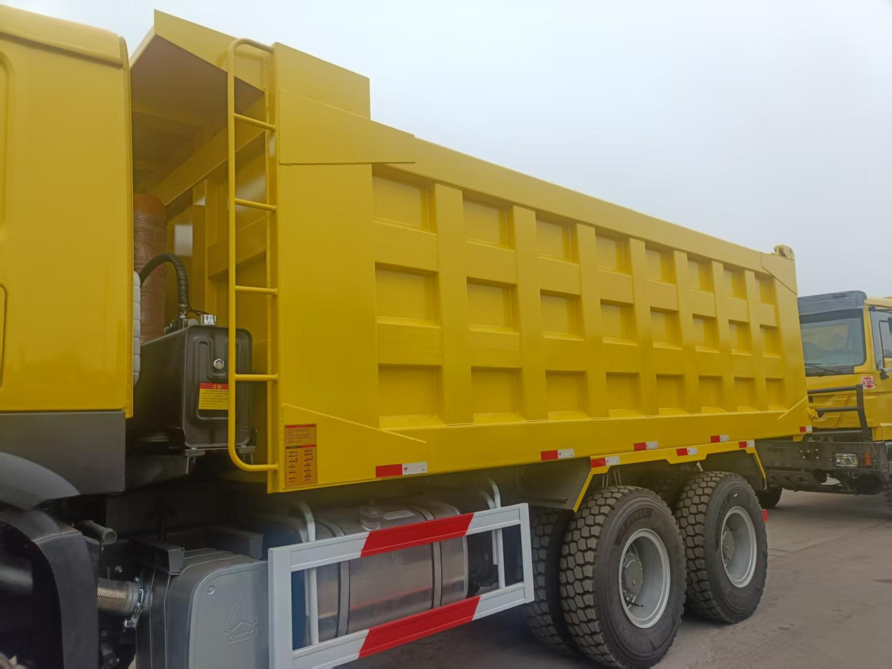 SINOTRUK HOWO 6x4 - Tippbil lastbil: bild 5 SINOTRUK HOWO 6x4 - Tippbil lastbil: bild 5