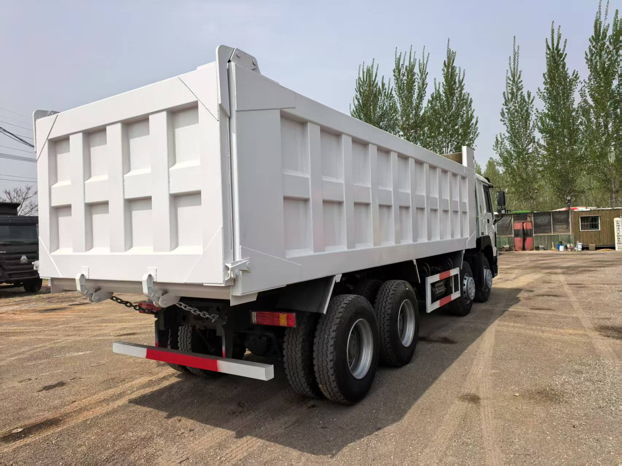 SINOTRUK HOWO 8x4 - Tippbil lastbil: bild 4 SINOTRUK HOWO 8x4 - Tippbil lastbil: bild 4